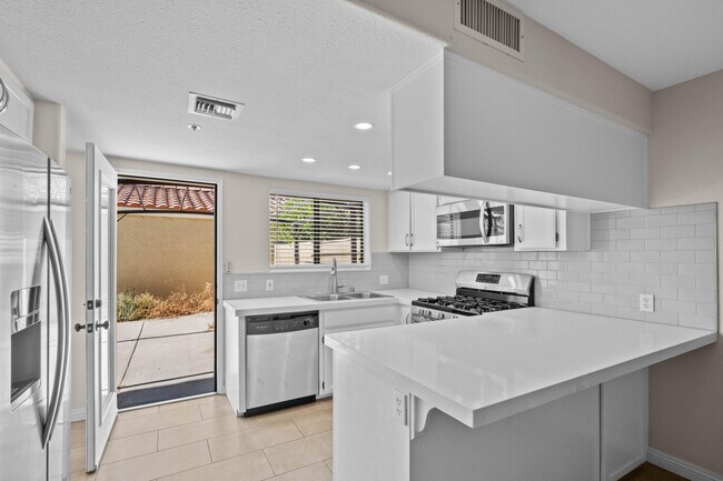 Building Photo - 424 Tava Ln
