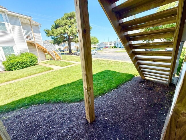 Building Photo - HURRY!!!***2 BED Condo/Downstairs unit/ W,S&T INCLUDED!!
