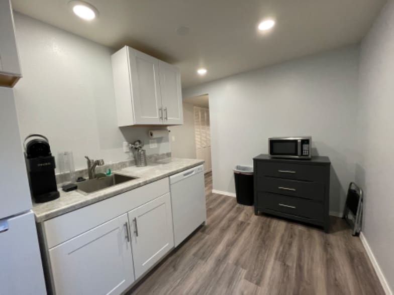 Building Photo - 250 Medford Dr