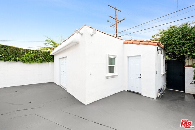 Building Photo - 260 S La Peer Dr