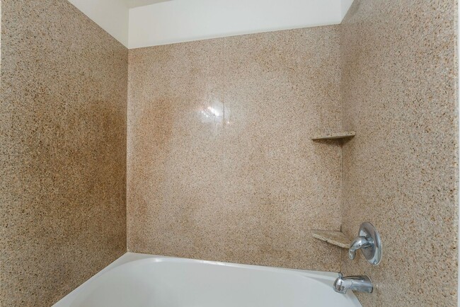 Building Photo - Move-in ready 2-bedroom 2-bath condo in th...