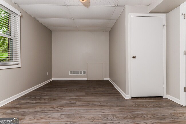 Building Photo - 2830 Botany Dr