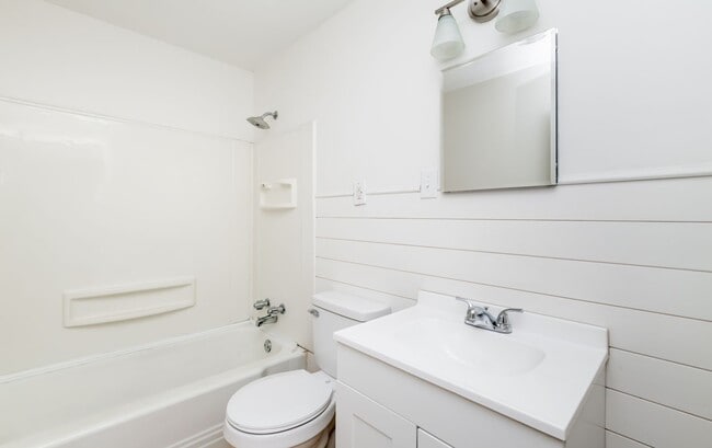 Building Photo - 4BR/2Ba house- Ready for new occupant!