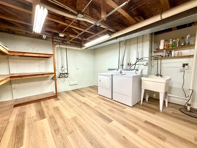 Building Photo - 2449 Carlton Dr