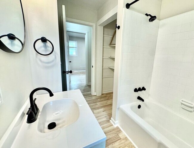 Building Photo - 868 Watts Dr