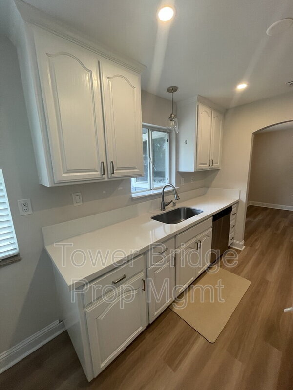 Building Photo - 737 Cresta Ct