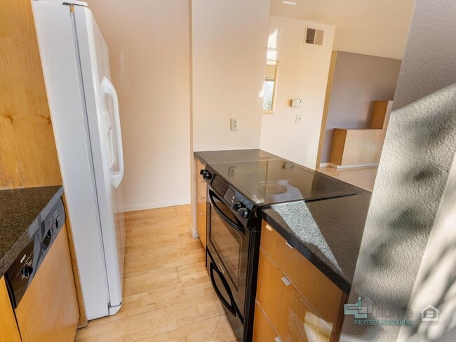 Building Photo - 1-Month Rent Free! Condo Near OHSU with Huge Deck, Stunning Views and Parking