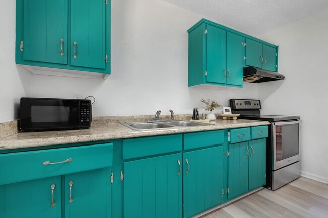 Building Photo - 3421 Sunnyside Dr