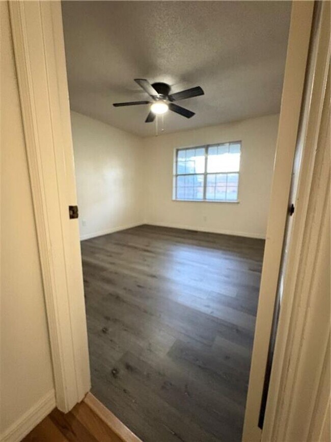 Building Photo - Spacious 4 bedroom, 2.5  bath house near B...