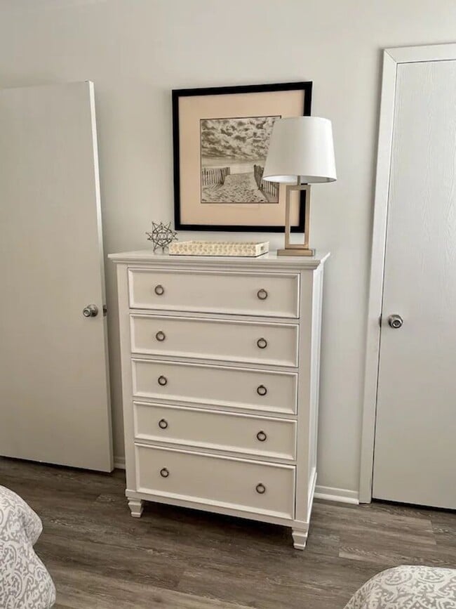 Building Photo - Renovated Home - Sleeps 6 - Winter Rental Only