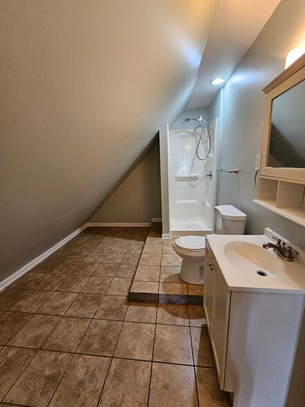 Suite bathroom - 105 Laverack Ave