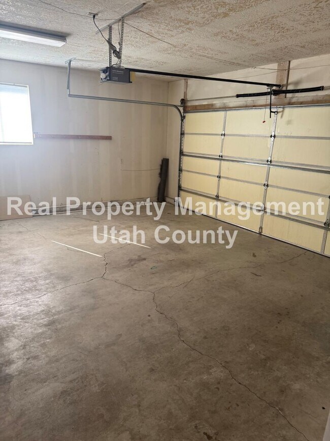 Building Photo - Large Home in Lehi!