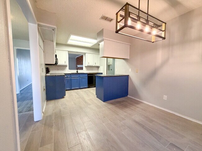 Building Photo - Charming 3/2/2 Located on a Cul-de-sac in South Lubbock.