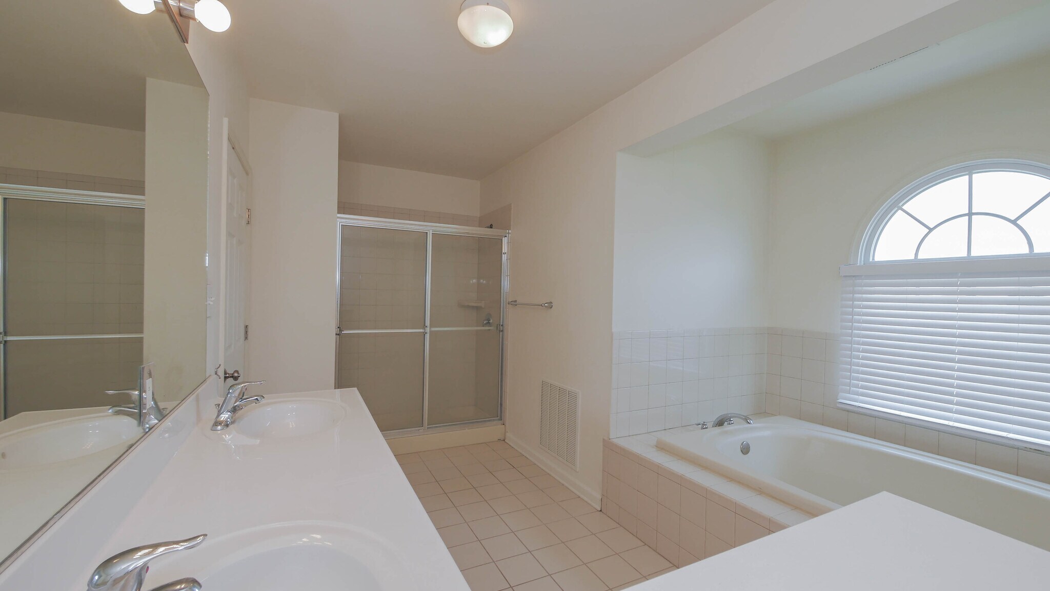 Building Photo - 4 Chelsea Ct