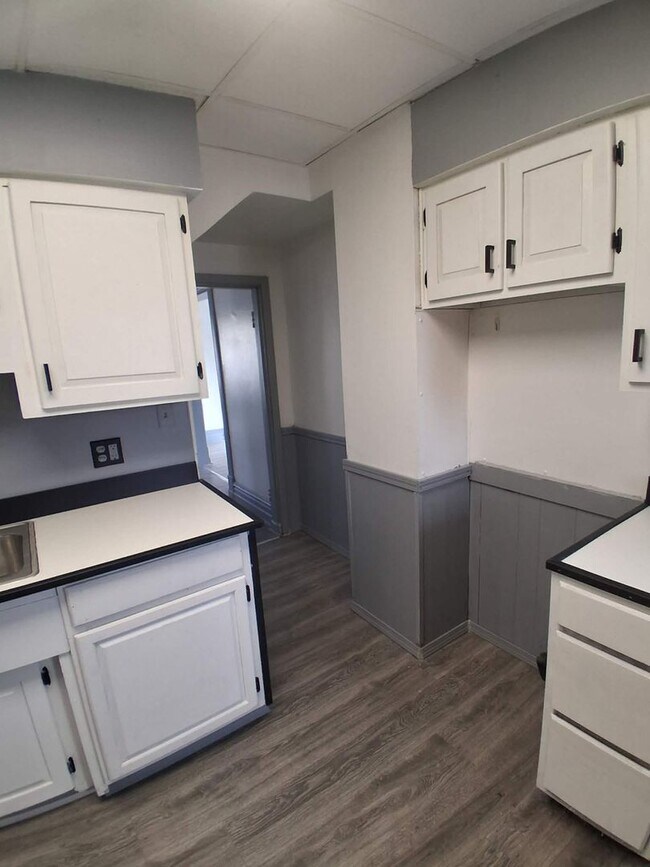 Building Photo - 2 Bedroom 1 Bath Renovated Apartment