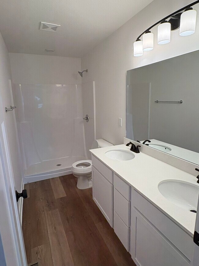 Building Photo - 230 Nw Waverly Dr