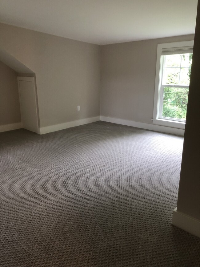 Building Photo - 615 Rice St E