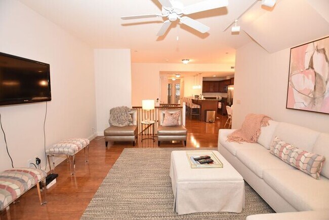 Building Photo - 3 bedroom 2 bath Ivy Quad Townhouse for lease
