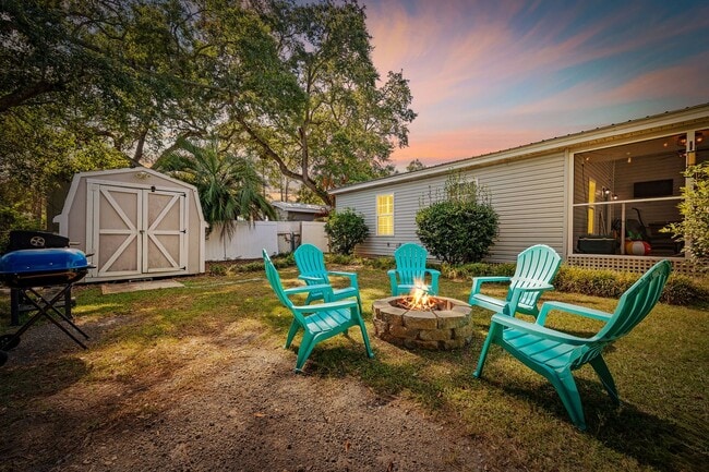 Building Photo - SNOWBIRD RENTAL- 4 blocks 2 Sea & Fire Pit