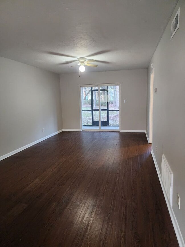 Building Photo - ** Available now** 2 Bedroom/2 Bath Condo on Southside close to Truman