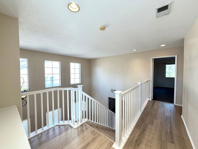 Building Photo - Move in special! Move in by 3/1 and get $300 off your first months rent! - Move-In Ready 3 bedroo...