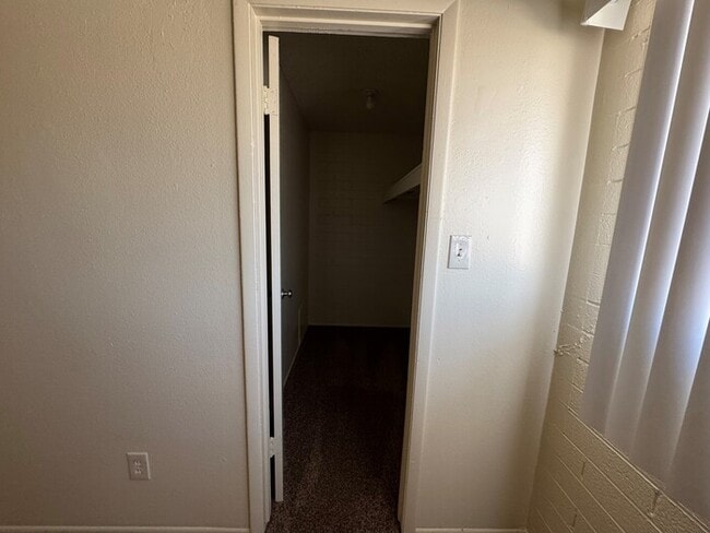 Building Photo - Holiday Gardens 2-br Townhome