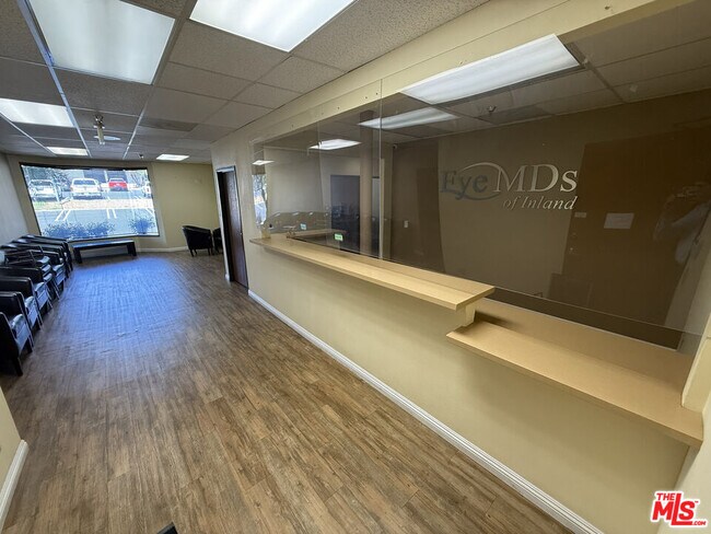 Building Photo - 820 N Mountain Ave