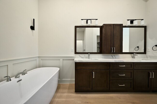 Building Photo - Stunning 2-bedroom, 2-bathroom, 2-car Sing...