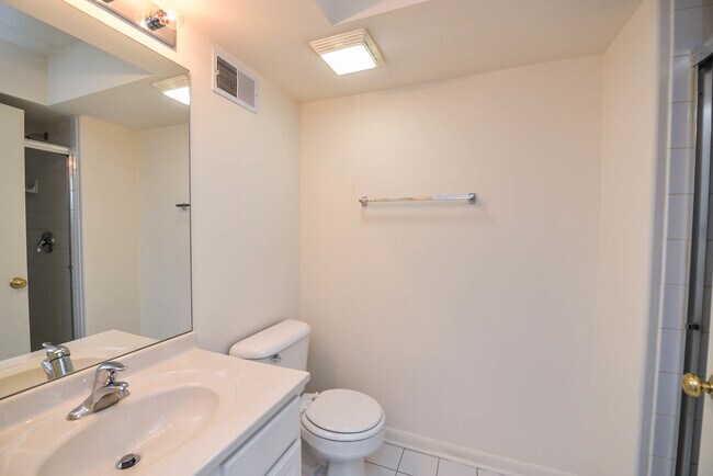 Building Photo - 8751 W Catherine Ave