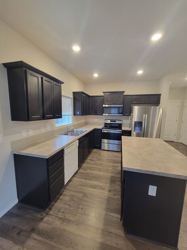 Building Photo - Spacious Bremerton 3 Bedroom, Available Now!