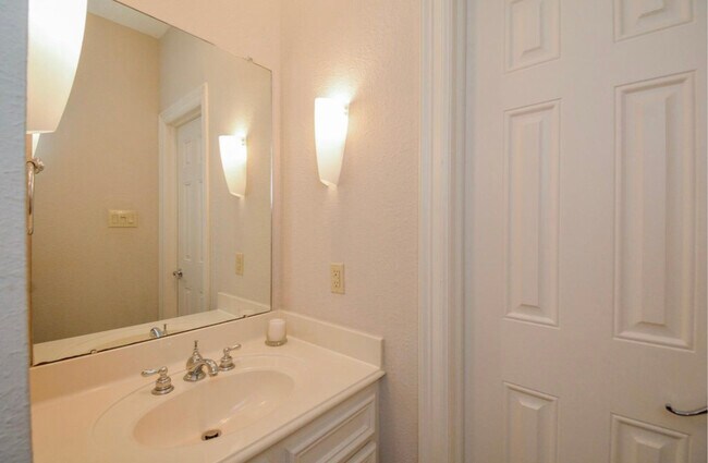 Building Photo - 4034 Glen Cove Dr