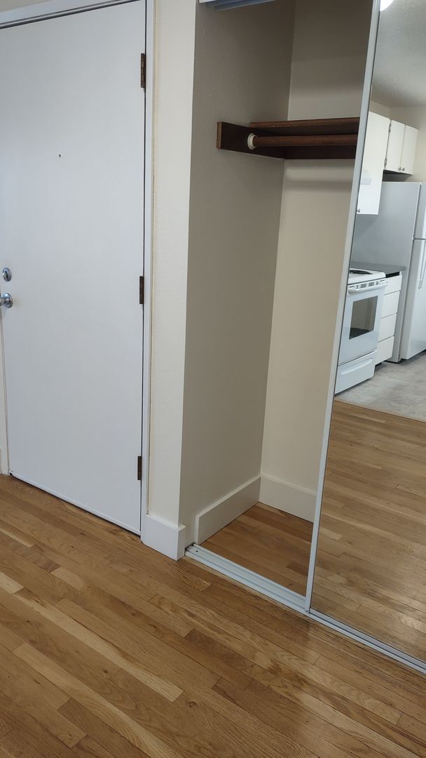 Building Photo - Upper 1bed, off street parking, onsite coin op laundry, storage, all dogs welcome!