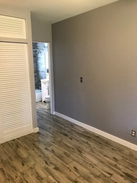 Building Photo - 125 NE 30th Ct