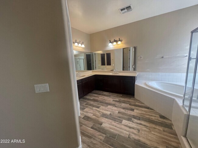 Building Photo - 4263 E Maplewood Ct