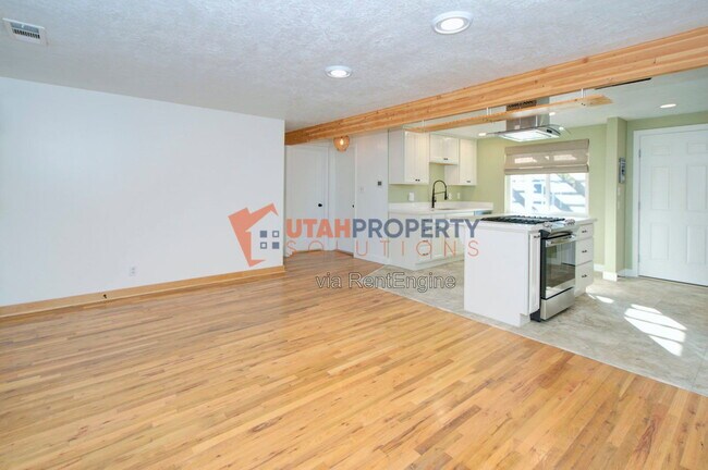 Building Photo - 860 Vics Rd