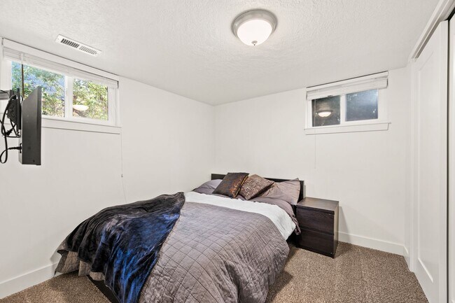 Building Photo - Beautifully Updated Holladay Home!