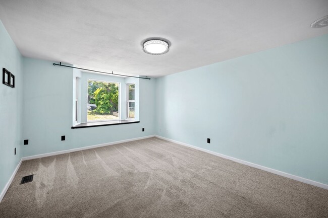 Building Photo - Updated 4BR Lidgerwood Home - Spiral Staircase, Loft & Oversized Garage!