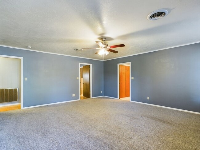 Building Photo - Charming 3-Bed Oasis with Fireplace & Hard...