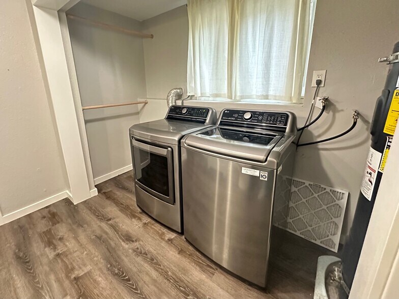 Shared Washer and Dryer - 6617 E Grandview Ave