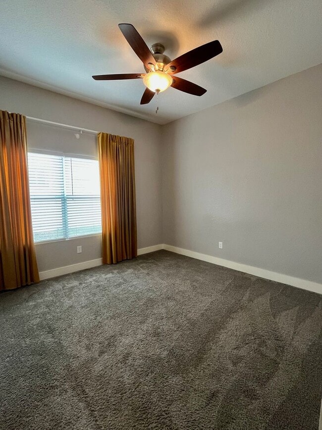 Building Photo - 3/2 Single Story Conveniently Located to D...