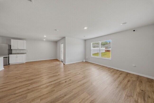 Building Photo - Huge 4 bedroom 2 bathroom home in Southwood