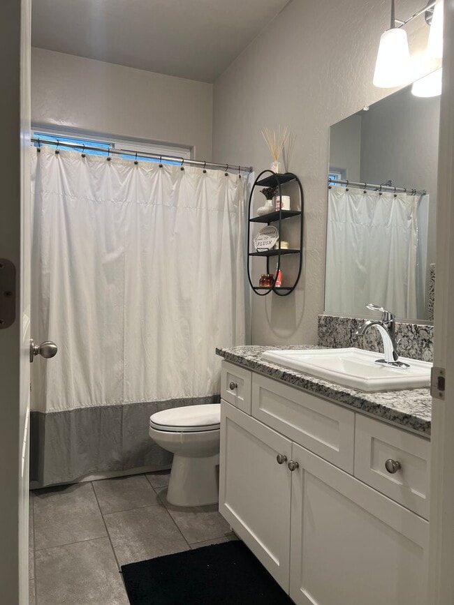Building Photo - Charming and Elegant Home in Clovis District