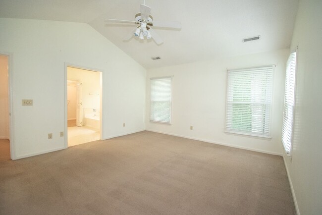 Building Photo - 207 Essex Dr