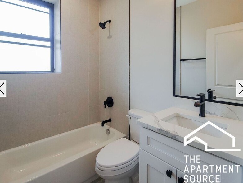 Building Photo - 2020 W Montrose Ave