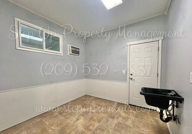 Building Photo - Elegant and Spacious 3-Bedroom Home with Modern Upgrades!