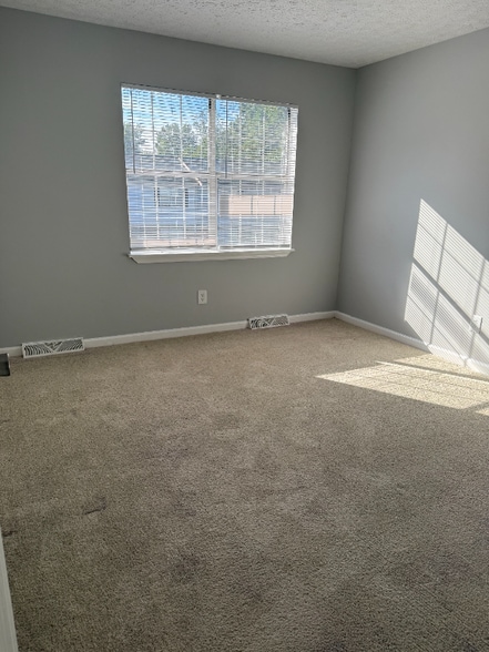 Building Photo - 15 Ferguson Dr