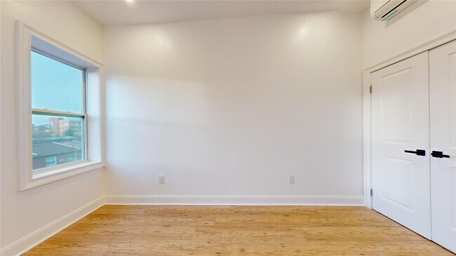 Building Photo - 2050 Strauss St