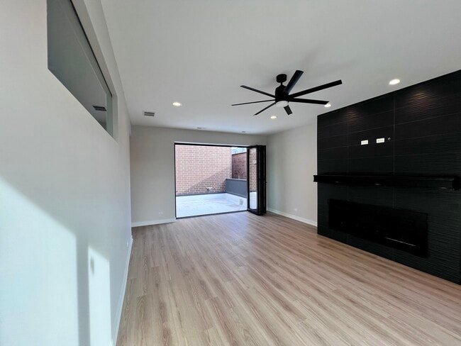 Building Photo - 1039 W Belmont Ave