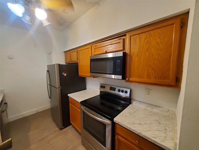 Building Photo - 17473 Red Oak Dr
