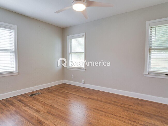 Building Photo - Beautiful 2BR/1B home in a peaceful neighb...